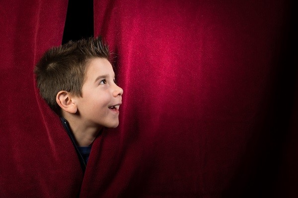 Child appearing beneath the curtain ostern